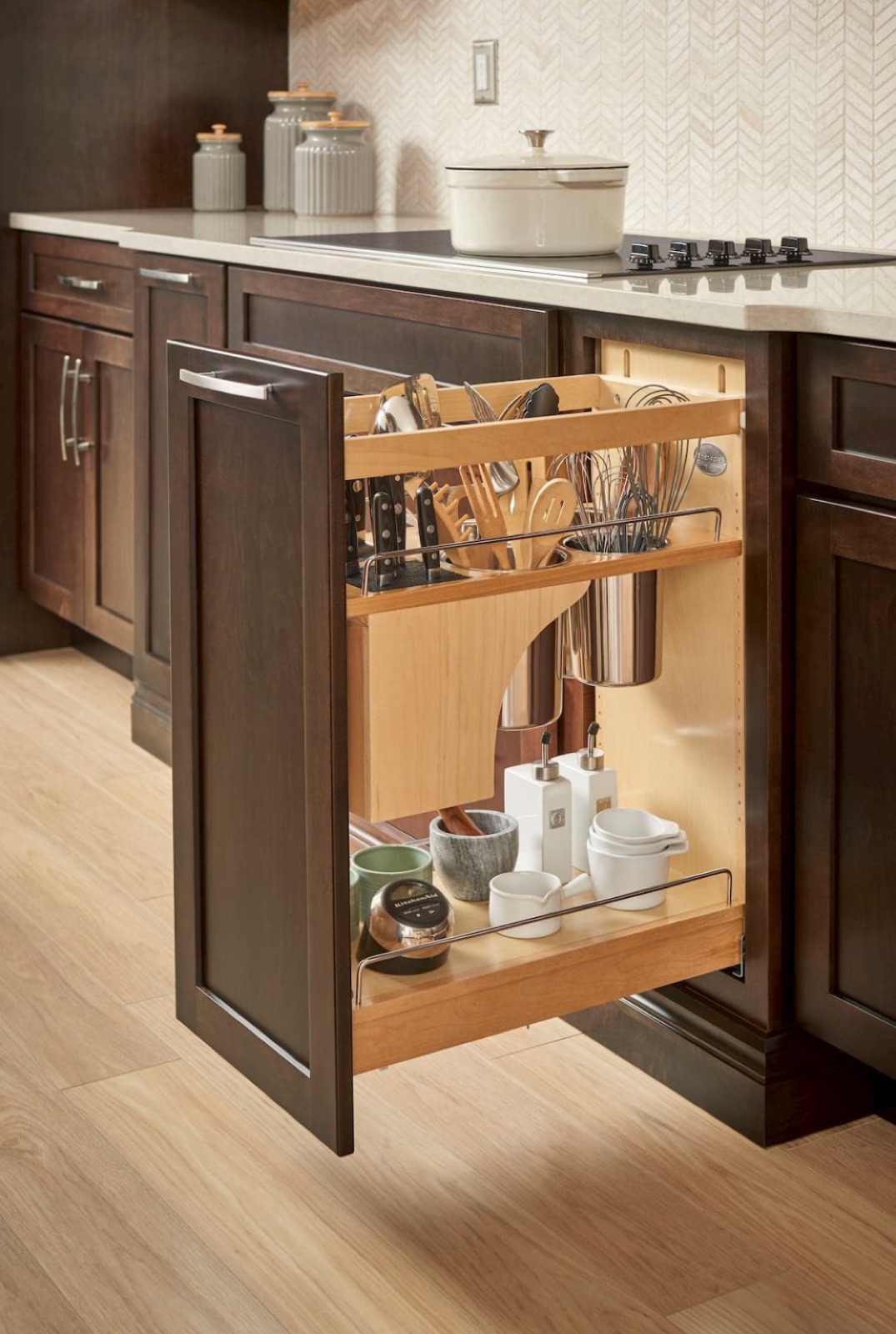 Pull-out storage organizer inside a Cabinet Fantastic design
