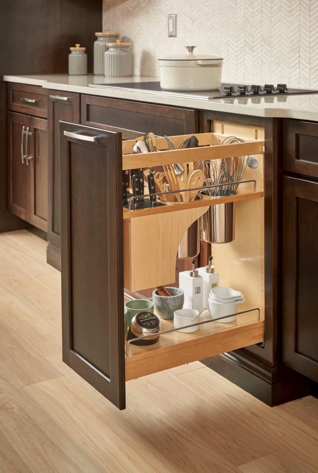 Pull-out storage organizer inside a Cabinet Fantastic design